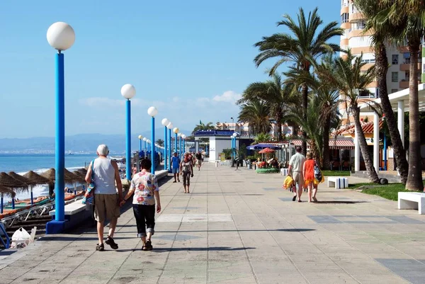右側にカフェと遊歩道に沿って歩く観光客手左、トロクス ・ コスタ、スペイン側とビーチ. — ストック写真