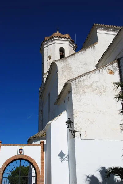 Eglise paroissiale de Santa Ana dans le village blanc, Alozaina, Espagne . — Photo