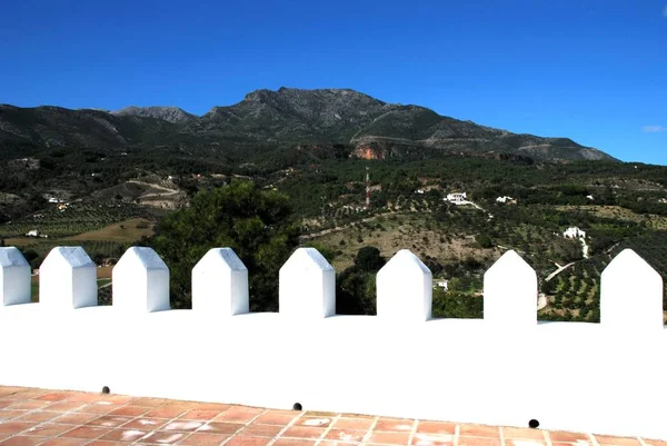 Крепость с видом на сельскую местность, Алозайна, Испания . — стоковое фото