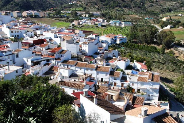 Weergave van het witte dorp en het omringende platteland, Alozaina, Spanje. — Stockfoto