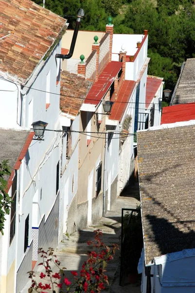 Υπερυψωμένη θέα townhouses κατά μήκος ένα απόκρημνο χωριό street, Alozaina, Ισπανία. — Φωτογραφία Αρχείου