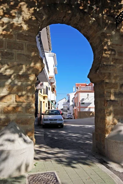 Veduta di una strada del villaggio vista attraverso l'arco della città, Alozaina, Spagna . — Foto Stock