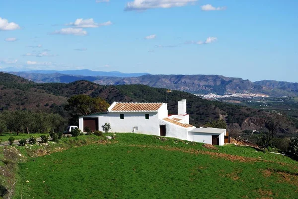 Casa de campo en el campo español con un pueblo blanco en la parte trasera, Alozaina, España . — Foto de Stock