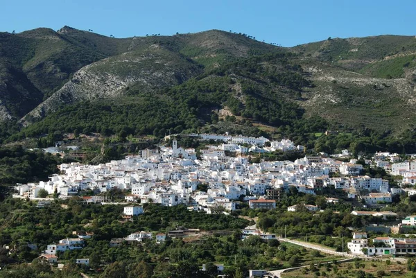 Blick auf das weiße Dorf in der spanischen Landschaft, casarabonela, spanien. — Stockfoto