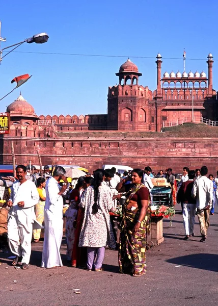 Придорожньої кіосків і продавців з місцевими жителями, дивлячись вулицю червоного форту, Делі, Індія. — стокове фото