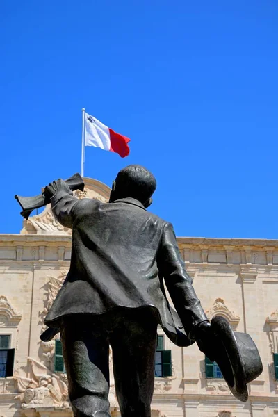 Статуя Мануэля Димеха на площади Кастилии с частью Оберже де Кастилия, Валлетта, Мальта . — стоковое фото