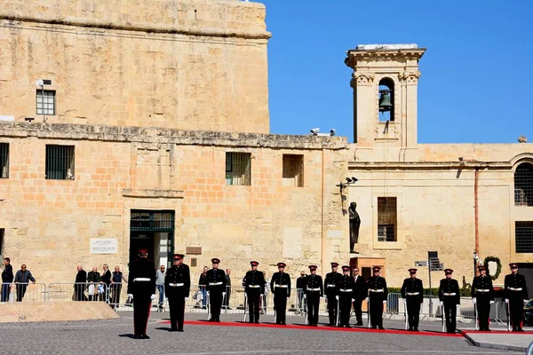 Katonai parádé vár politikai méltóságok az Epp európai népek érkezése fél kongresszus kívül az Auberge de Castille, Valletta, Málta. — Stock Fotó