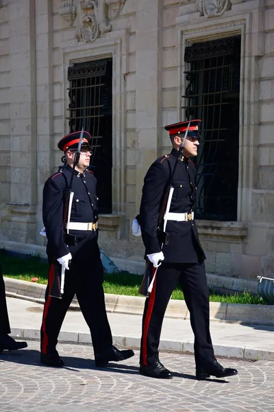 Sfilata militare dopo l'arrivo dei dignitari politici per il congresso del Partito Popolare Europeo al di fuori dell'Auberge de Castille in Piazza Castiglia, La Valletta, Malta — Foto Stock
