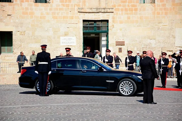 Politiska dignitärer anländer utanför de Auberge de Castille Castille torget i en limousine för Epp europeiska folken festa kongressen med militär personal i närvaro, Valletta — Stockfoto
