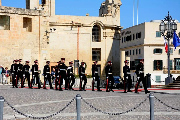 Militärparad efter ankomsten av politiska dignitärer för Epp europeiska folkens partikongressen utanför den Auberge de Castille, Valletta, Malta. — Stockfoto