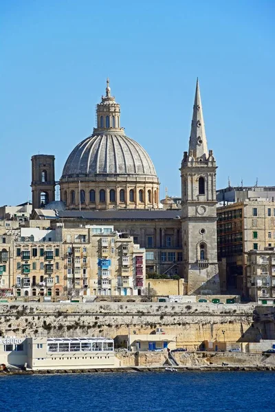 Utsikt över Valletta stadens byggnader och vattnet sett från Marsamxett Harbour, Valletta, Malta. — Stockfoto