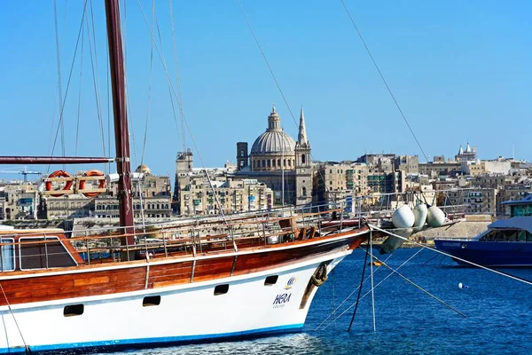 Utsikt över Valletta stadens byggnader och vattnet sett från Sleima med yacht i förgrunden, Valletta, Malta. — Stockfoto