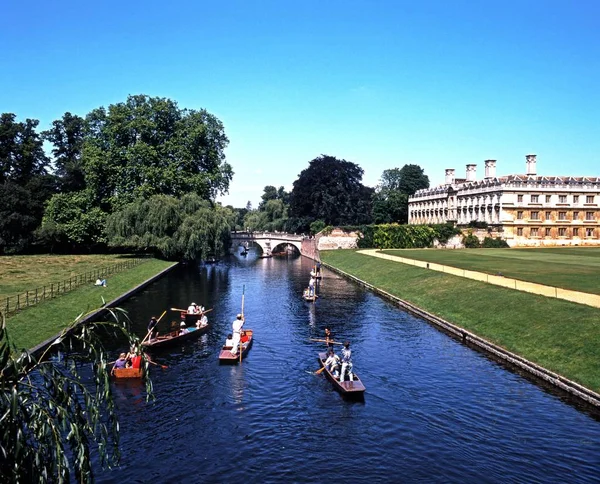 View of Kings College with Punts on the River Cam during the Summertime, Cambridge, UK. — Stock Photo, Image