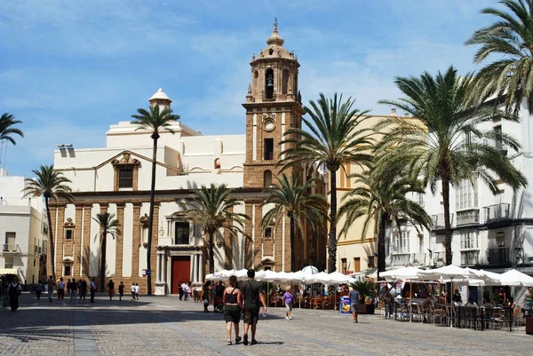 Cafés en la Plaza de la Catedral con la iglesia de Santiago en la parte trasera, Cádiz, España . — Foto de Stock