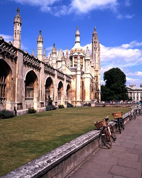 Entrada al Kings College en Kings Parade con bicicletas en primer plano, Cambridge, Reino Unido . — Foto de Stock