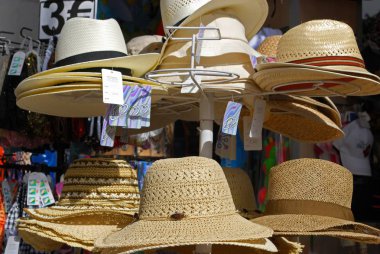 Saman güneş şapkaları Satılık turistik eşya, Torremolinos, İspanya.