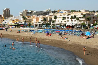 Turistler, Suitler ile arka, Torremolinos, İspanya için sahilde rahatlatıcı.