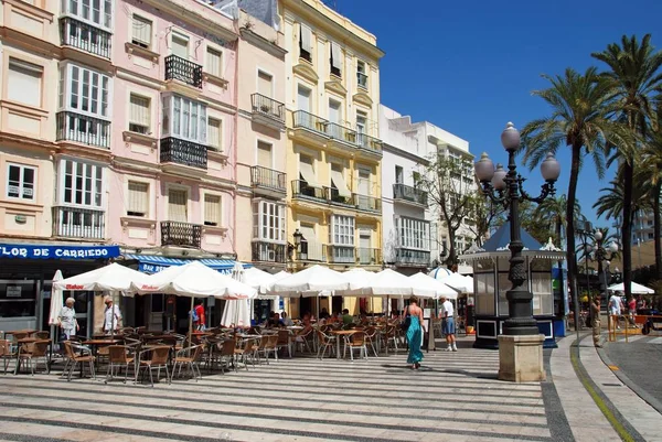 Turister avkopplande på uteserveringar i den Plaza San Juan De Dios, Cadiz, Spanien. — Stockfoto