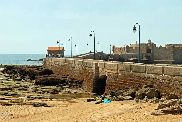 Vista a lo largo del Paseo Fernando Quinones hacia el castillo de San Sebastián, Cádiz, España . — Foto de Stock