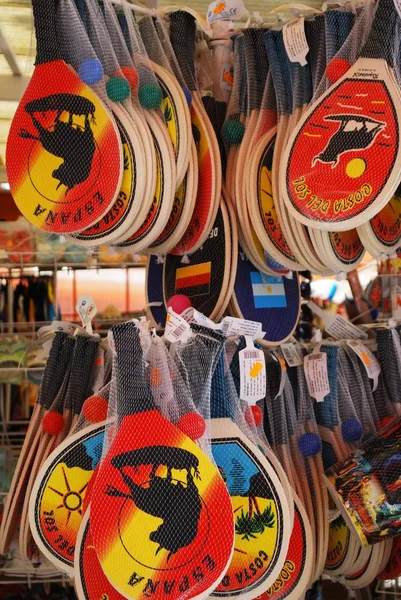 Bat i piłka zestawy do sprzedaży w sklepie turystycznym, Torremolinos, Hiszpania. — Zdjęcie stockowe