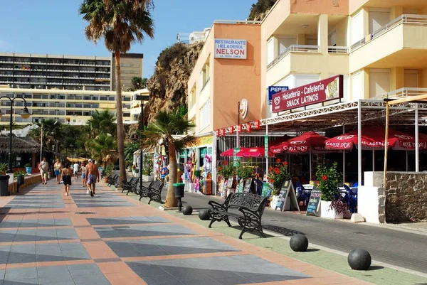 Туристи, гуляючи по набережній з магазинами та ресторанами у правій, Торремолінос, Іспанія. — стокове фото