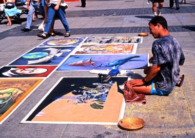 Kaldırım şehir merkezinde, Nottingham, İngiltere'de katta oturan sanatçı.