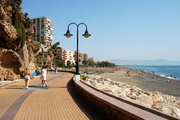 Turistas relajados en la playa y paseo marítimo, Torremolinos, España . —  Fotos de Stock