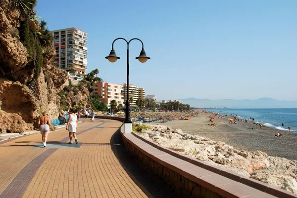 Turistas relajados en la playa y paseo marítimo, Torremolinos, España . — Foto de Stock