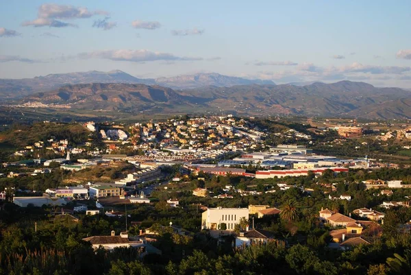 Vista de la ciudad y el campo circundante, Moneda, España . — Foto de Stock