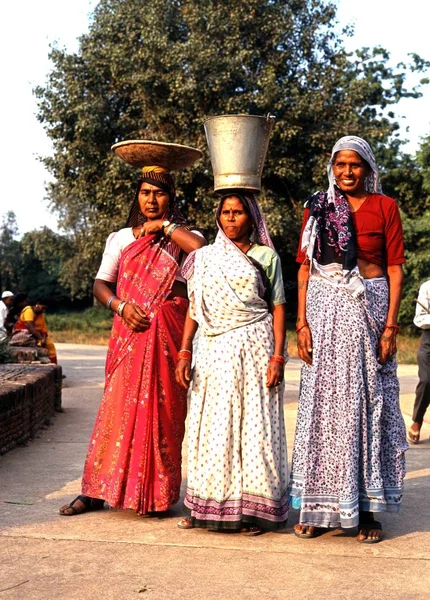 Tre indiska kvinnor som bär saris i staden, Delhi, Indien. — Stockfoto