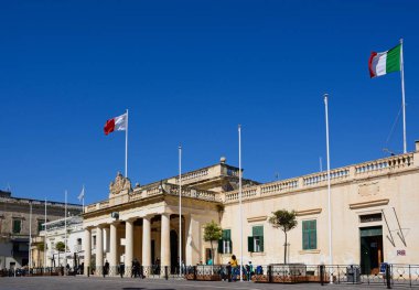 St Georges meydanda, Valletta, Malta, Bina Ana muhafızları görünümünü.