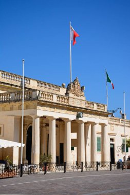 St Georges meydanda, Valletta, Malta, Bina Ana muhafızları görünümünü.