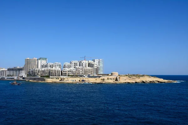 Utsikt över Fort Tigne med moderna byggnader bakåt sett från Valletta, Sliema, Malta. — Stockfoto