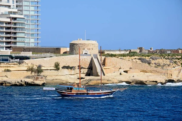 Vy över Fort Tigne med ett träskepp i förgrunden sett från Valletta, Sliema, Malta. — Stockfoto