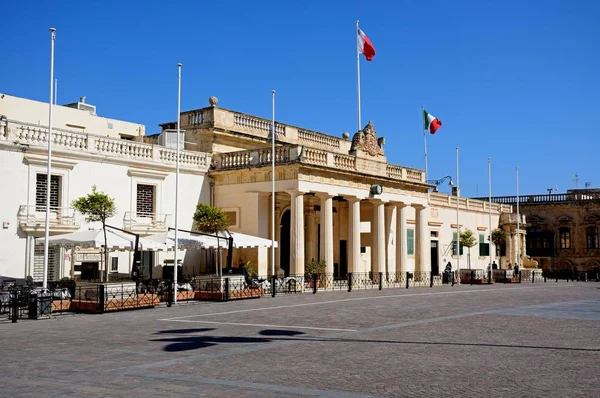 Vista del edificio de la guardia principal en la Plaza de San Georges, La Valeta, Malta . —  Fotos de Stock