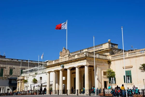 Вид на главное гвардейское здание на площади Святого Георгия, Валлей, Мальта . — стоковое фото