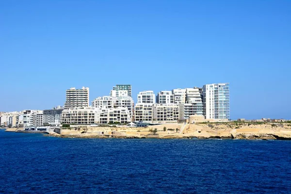 Vue sur Fort Tigne avec des bâtiments modernes à l'arrière vu de La Valette, Sliema, Malte . — Photo