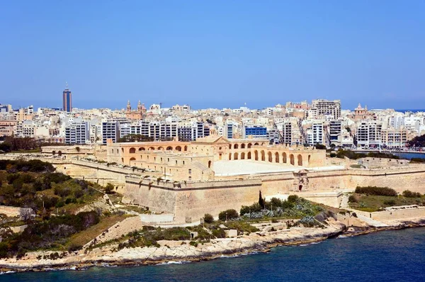 Vue aérienne du fort Manoel sur l'île Manoel vue de La Valette avec Sleima à l'arrière, La Valette, Malte . — Photo