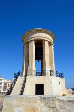 Kuşatma Memorial çan kulesi, Valletta, Malta görünümünü.