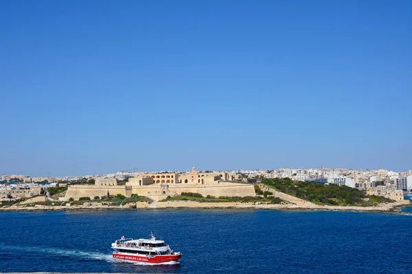 Utsikt över Manoel Fort på Manoel Island sett från Valletta med Sleima till baksidan, Valletta, Malta. — Stockfoto
