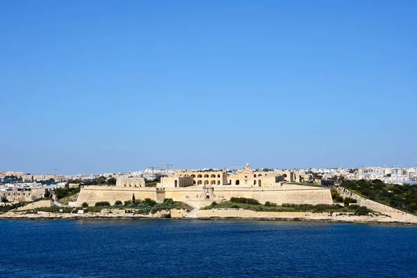 Вид на форт Маноэль на острове Маноэль, вид сзади с Вальехо и Слеймы, Вальехо, Мальта . — стоковое фото