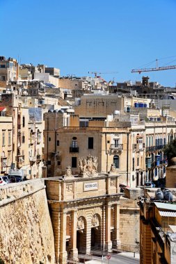 Victoria Gate yükseltilmiş görünümü arka, Valletta, Malta için şehir binaları ile.