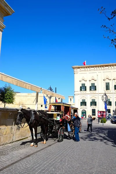 Lovas kocsi kívül a Felső Barrakka gardens, Valletta, Málta. — Stock Fotó