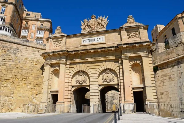 Blick auf das Viktoria-Tor aus Kalkstein, Valletta, Malta. — Stockfoto