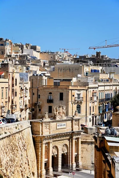 Vista elevada de Victoria Gate com edifícios da cidade para a parte traseira, Valletta, Malta . — Fotografia de Stock