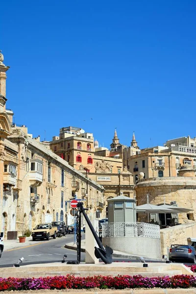 Verkeerseiland met Victoria Gate, Ta Liesse kerk en stad gebouwen aan de achterzijde, Valletta, Malta. — Stockfoto