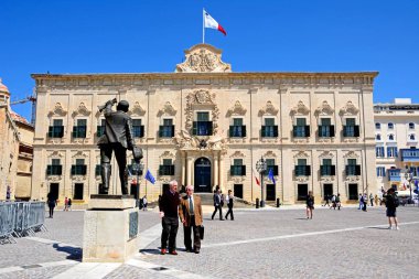 Auberge de Castille Castille Meydanı'nda bir görünümü ile Manuel Dimech heykeli ön planda, Valletta, Malta.