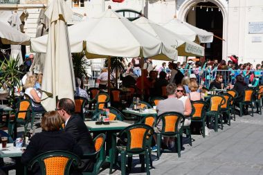 Cumhuriyeti cadde boyunca kaldırım kafeleri küçük bir kare aka Triq Ir Repubblika, Valletta, Malta.