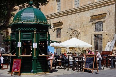 Cumhuriyet Caddesi aka Triq Ir Repubblika, Valletta, Malta boyunca küçük bir kare kaldırım kafe.