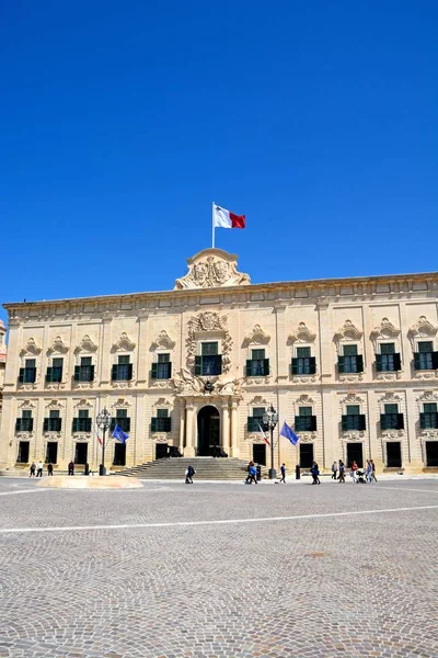 Blick auf die auberge de castille in castille platz mit touristen genießen die kulisse, valletta, malta. — Stockfoto